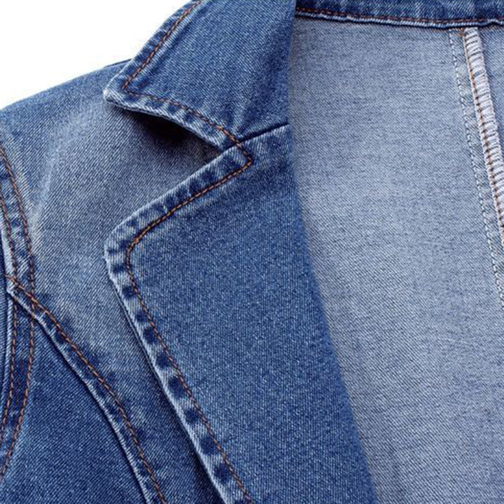 Chaqueta blazer de mujer azul, corte entallado, estilo elegante y moderno, ideal para primavera y looks de oficina.