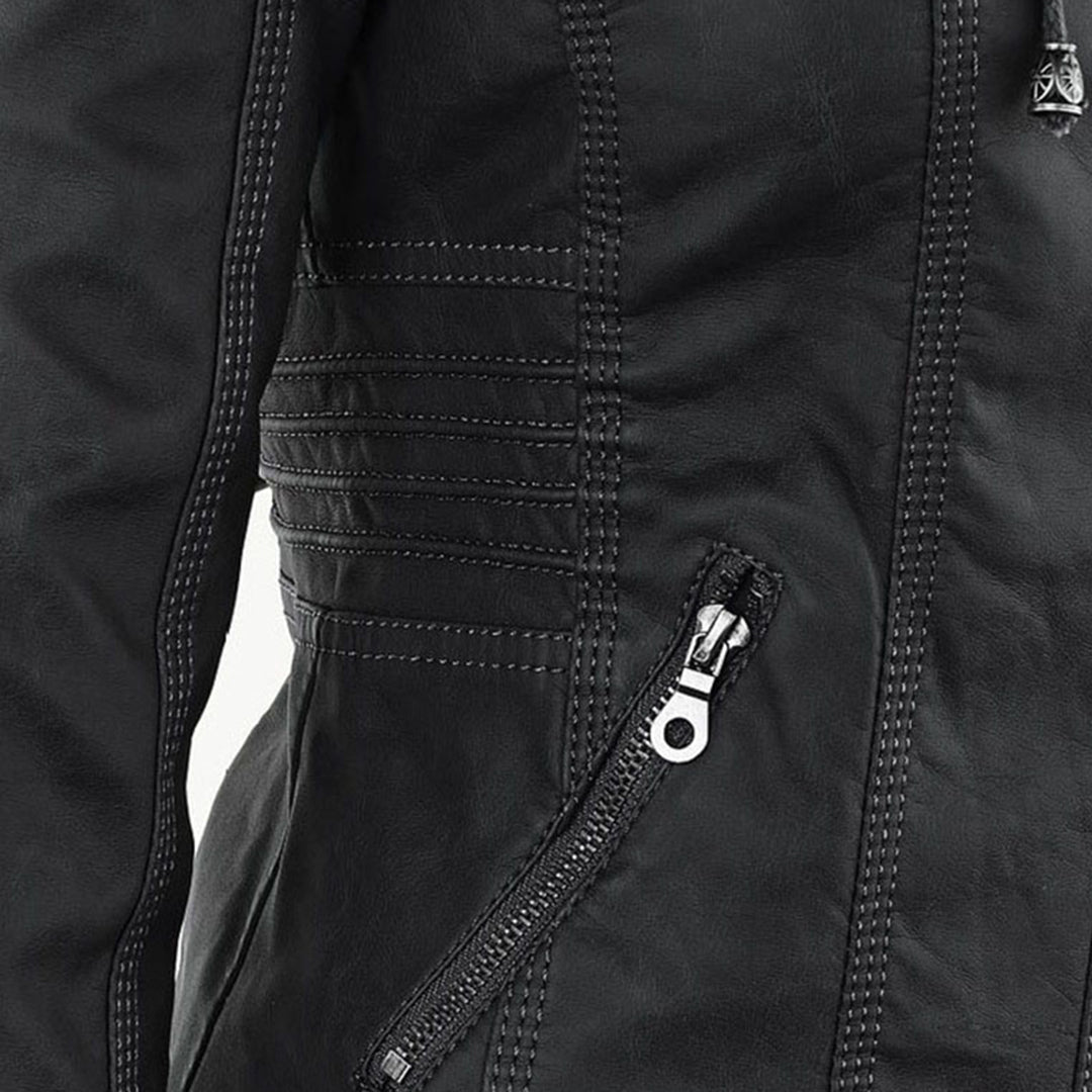 Abrigo de moda para mujer, cazadora efecto piel con detalles únicos. Tendencia actual.