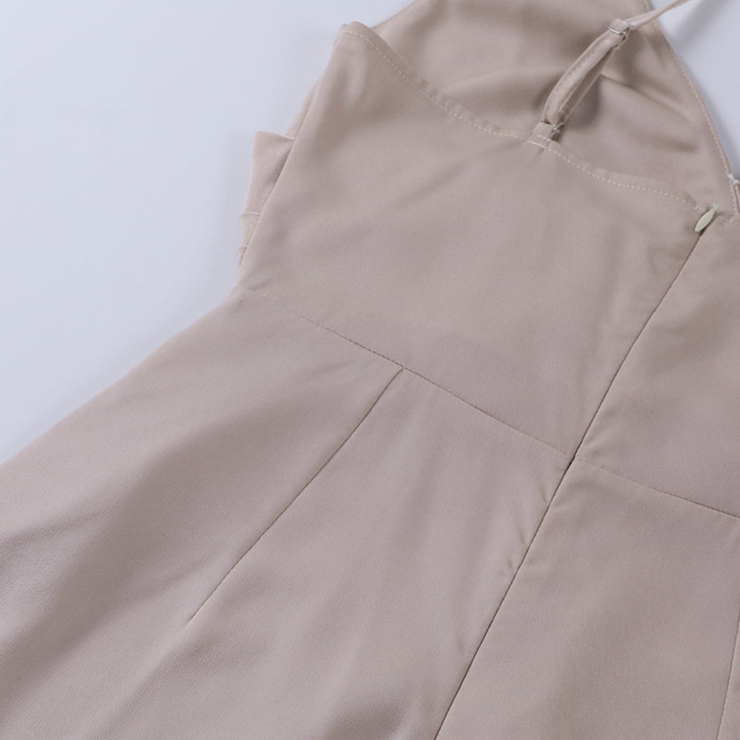 Vestido ZIENA de mujer, diseño elegante con abertura alta, ideal para celebrar con estilo.