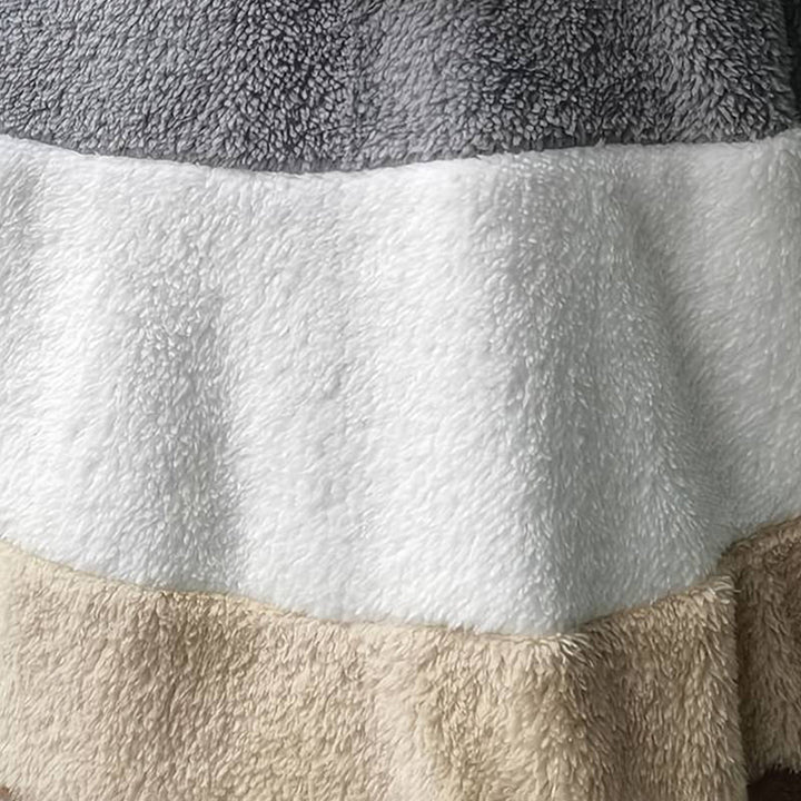 Chaqueta cómoda de forro polar para mujer con capucha. Ideal para uso diario y ofrecer calidez en invierno.