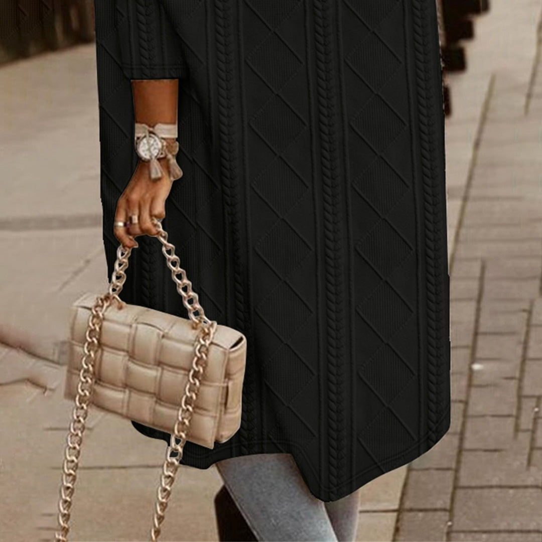 Detalle de capucha en abrigo de mujer, invierno, cálido y confortable, diseño elegante.