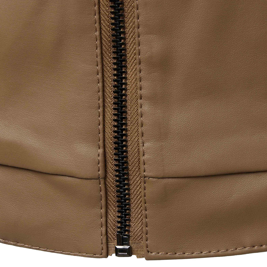 Chaqueta bomber de hombre Marcel en un look casual chic. Estilo duradero para moda masculina contemporánea.