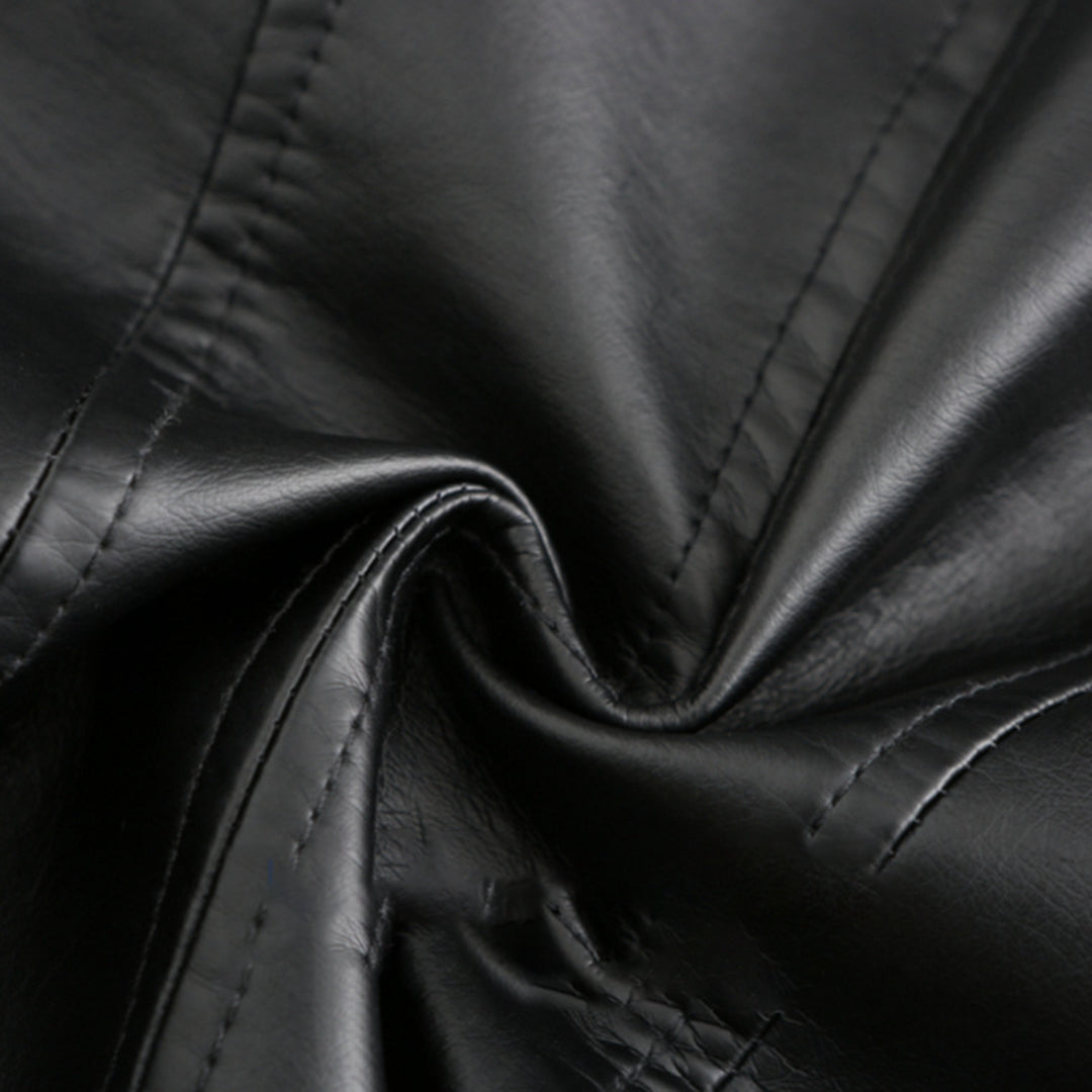 Detalle de chaqueta para mujer con cuello redondo, cierre de botones y corte elegante, muy sofisticada.