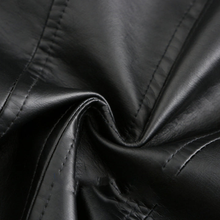 Detalle de chaqueta para mujer con cuello redondo, cierre de botones y corte elegante, muy sofisticada.