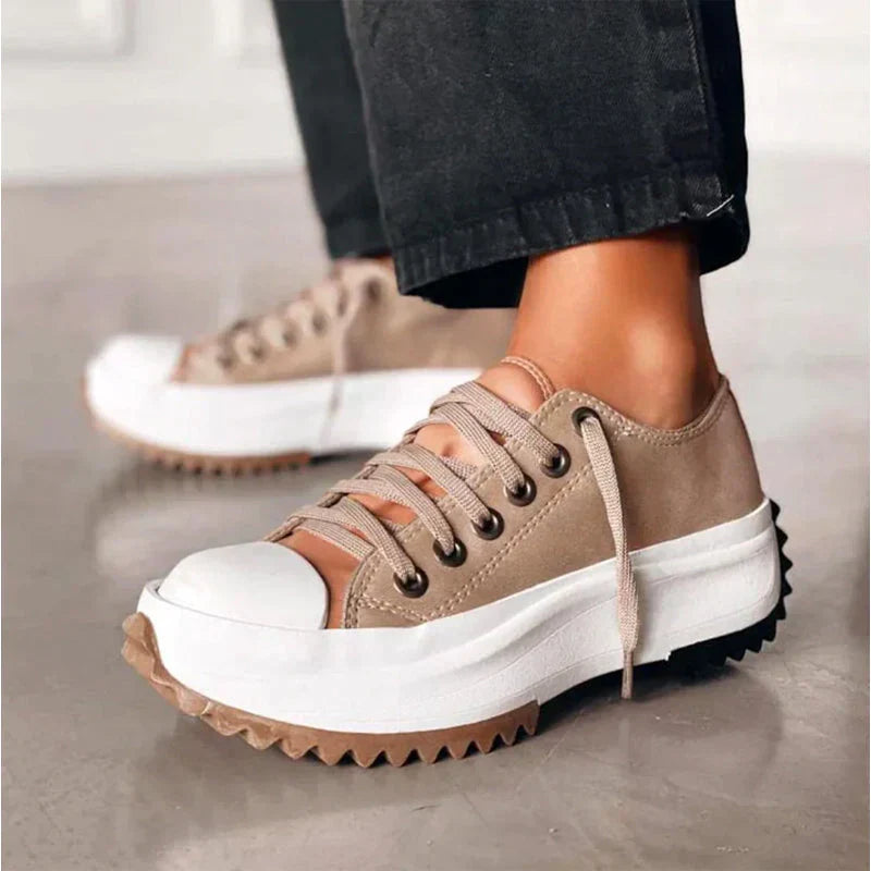Sneakers de plataforma elevada para mujer, diseño moderno que aporta altura y confort, ideal para un look casual chic.