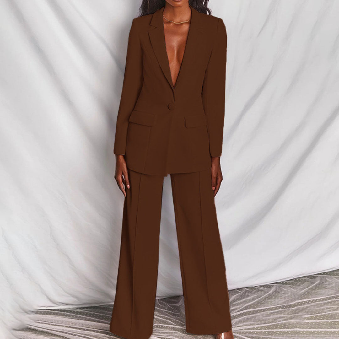 Traje de graduación mujer. Conjunto formal con blazer entallada y pantalón palazzo. Moda femenina actual.