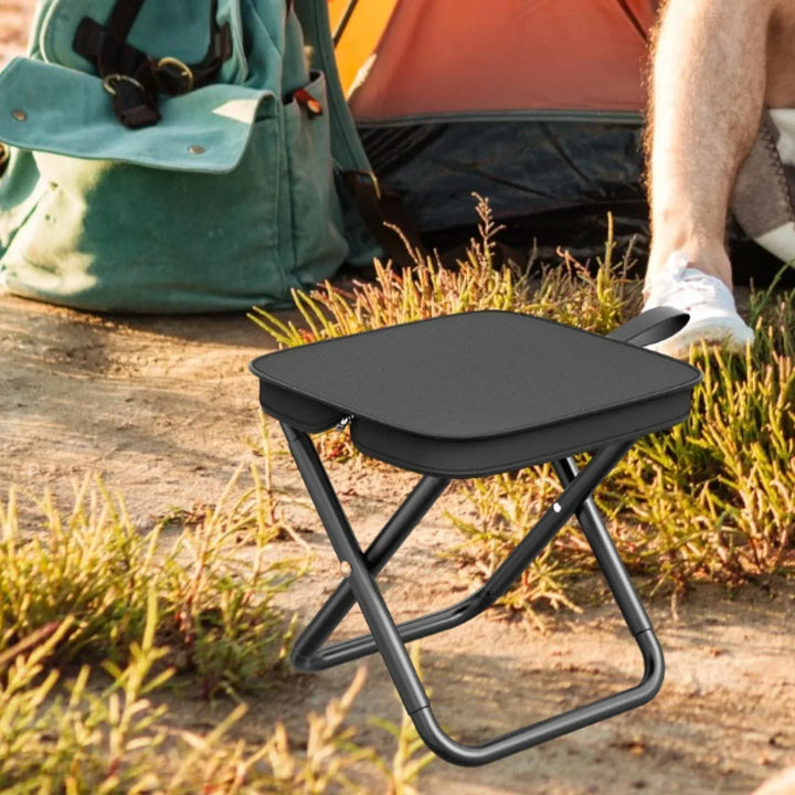 Taburete portátil y resistente, fabricado con materiales duraderos para uso exterior intenso y prolongado.
