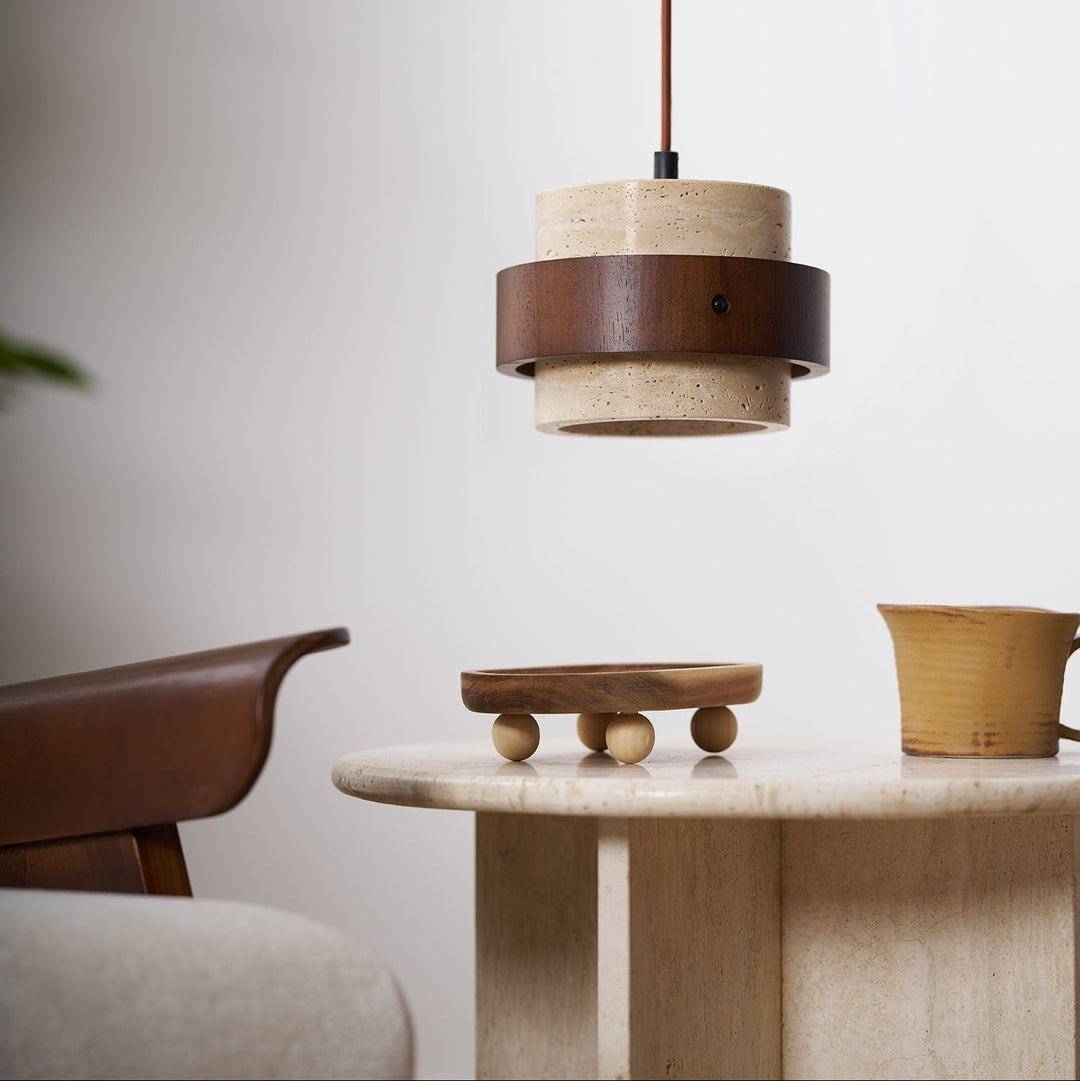 Iluminación elegante para interiores: lámpara colgante de travertino y nogal.