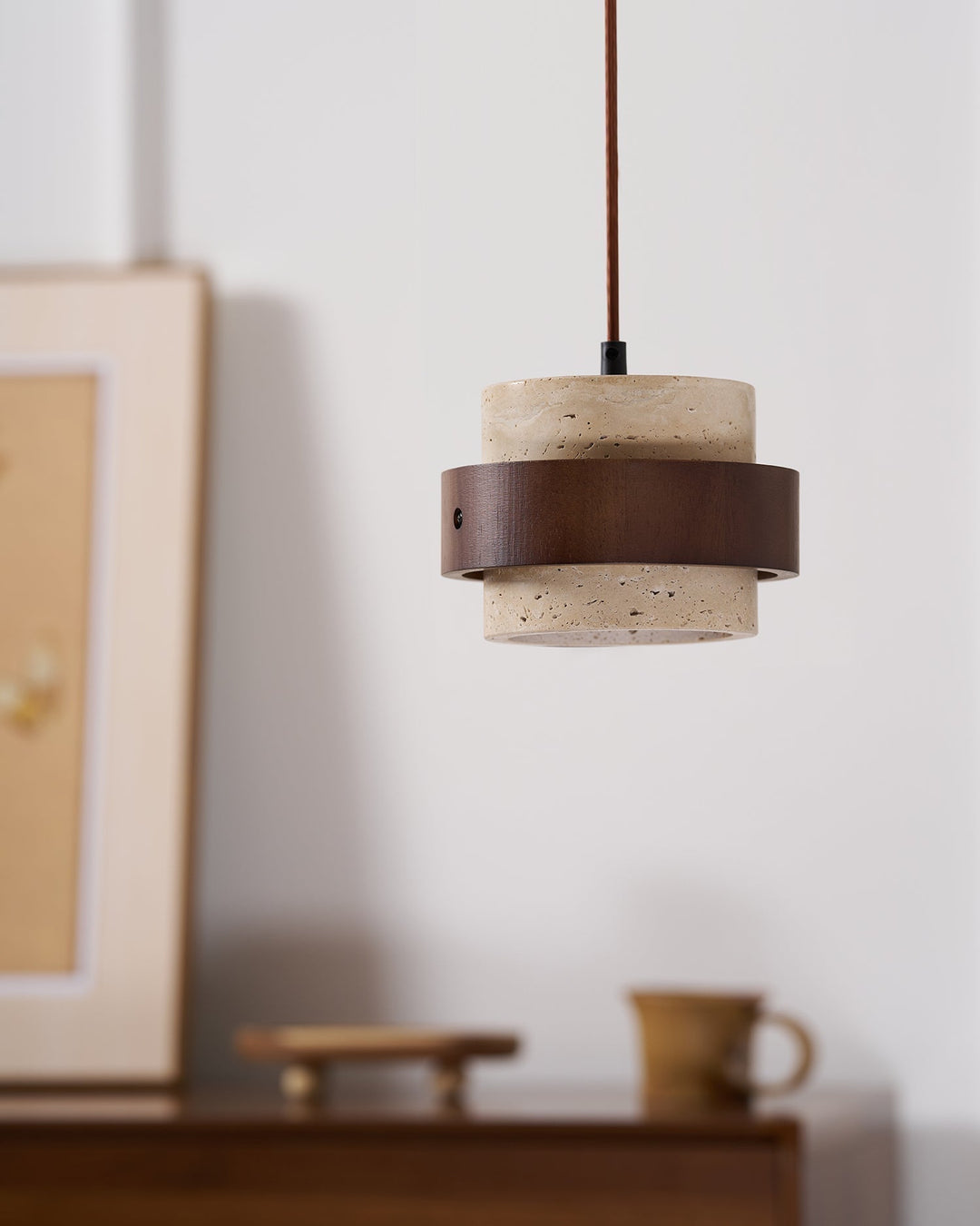 Diseño de lámpara moderno: travertino y madera de nogal para un ambiente natural.