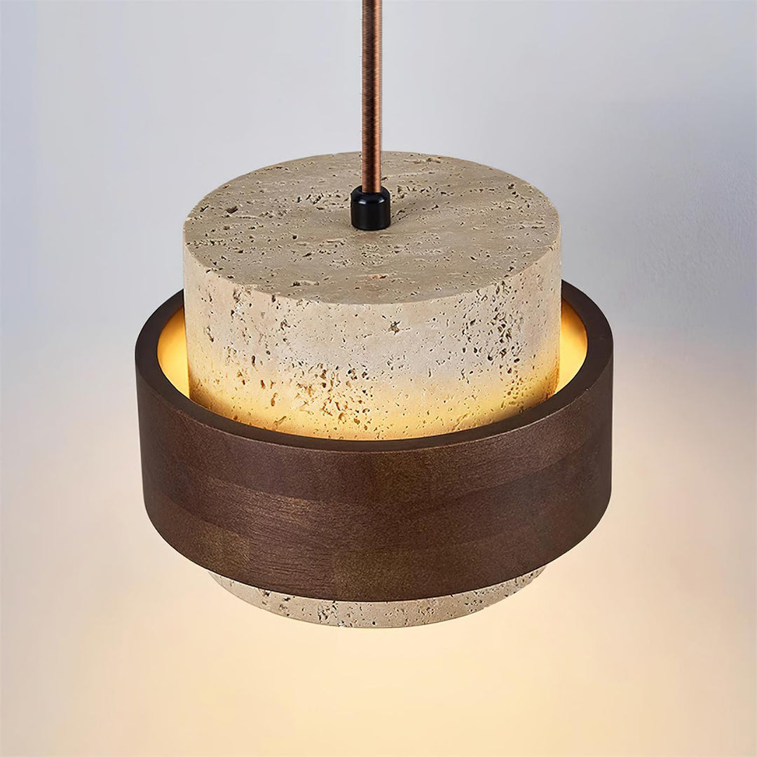 Colgante de madera de nogal y travertino para iluminación focal en comedor.