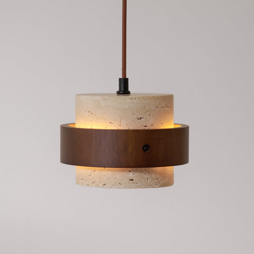 Iluminación de diseño en travertino y nogal, perfecta para mesas de comedor.