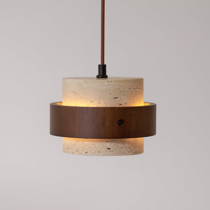 Iluminación de diseño en travertino y nogal, perfecta para mesas de comedor.