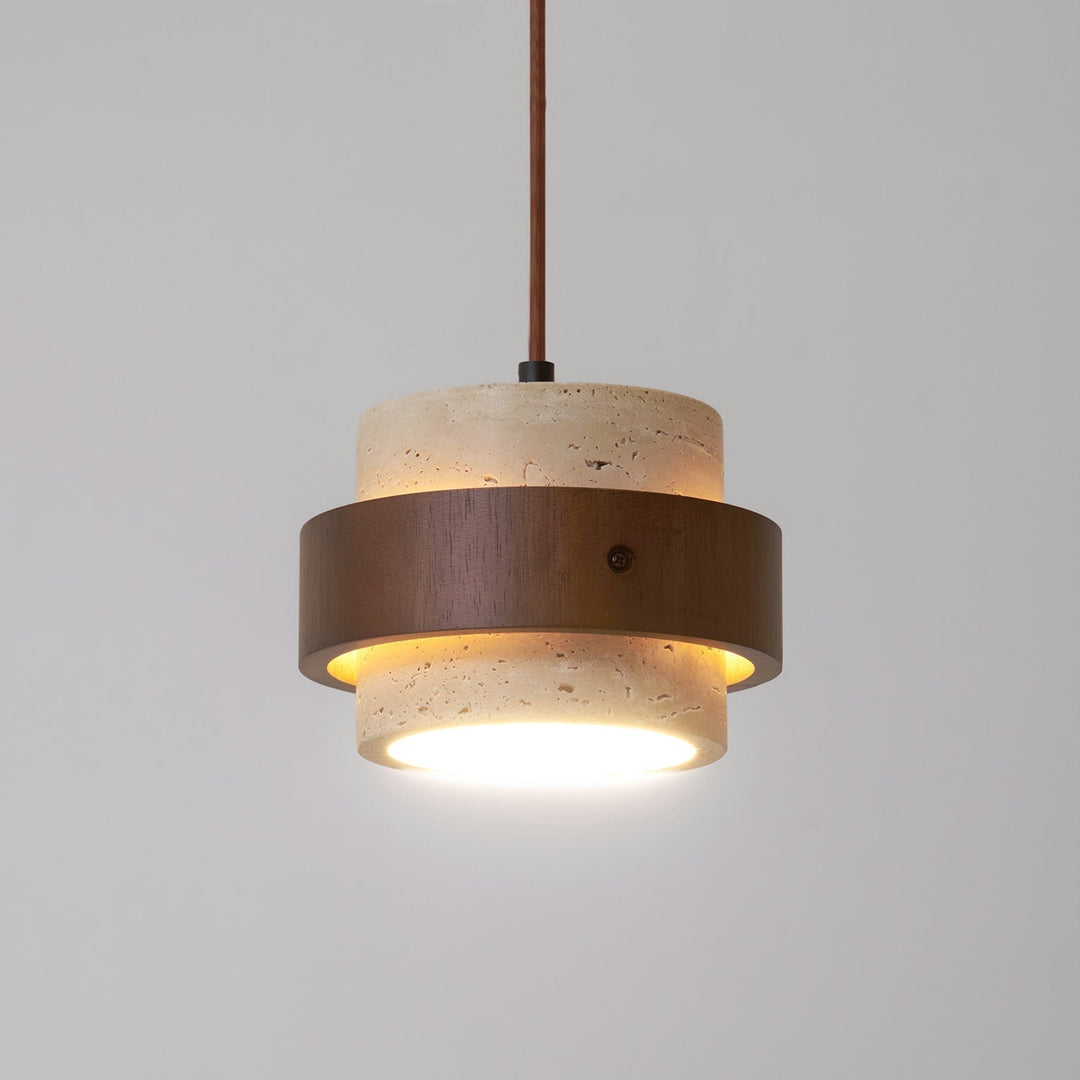 Lámpara colgante de travertino natural y madera de nogal, enfoque en materiales.