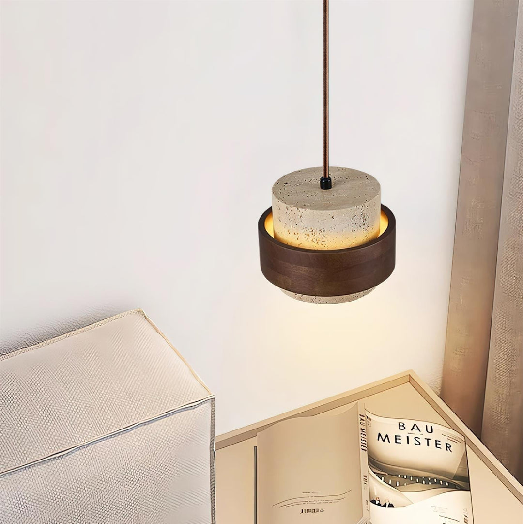 Lámpara colgante de travertino y nogal, ideal para un rincón de lectura moderno.
