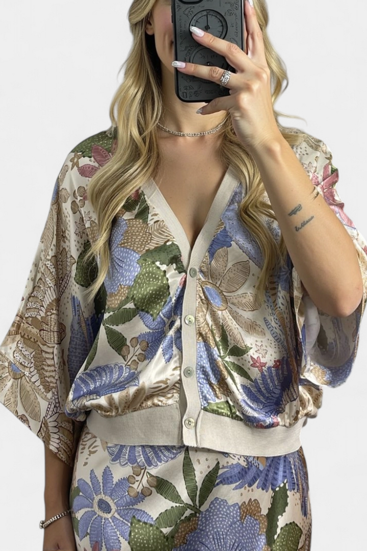 Detalle del estampado floral en el conjunto de blusa y falda peplum, estilo veraniego y femenino.