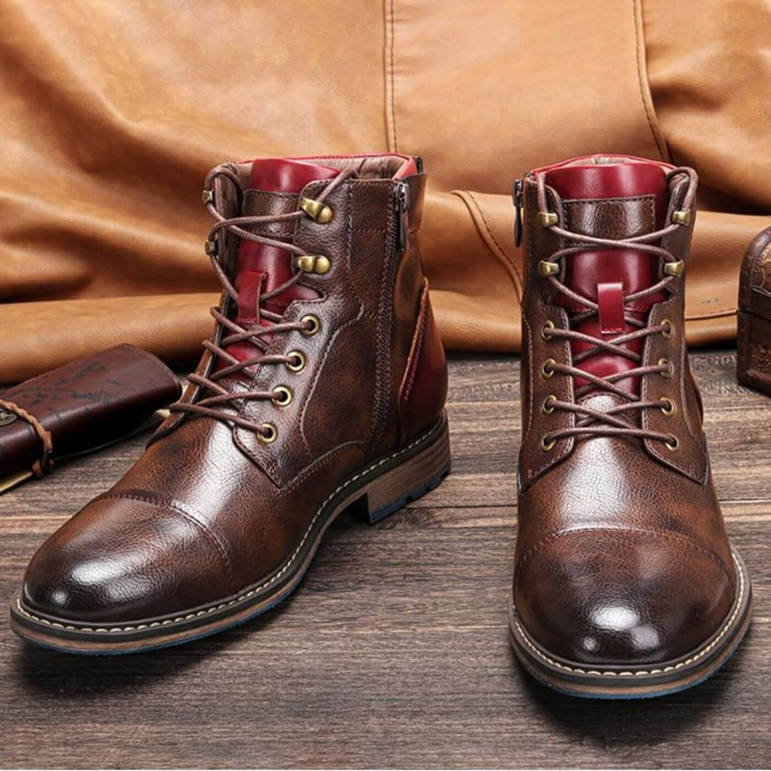 Botas formales de hombre en marrón oscuro con cordones, ideales para un look elegante y cómodo.