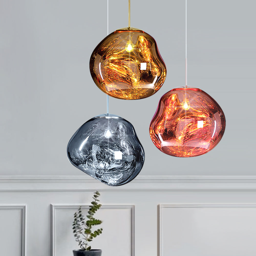 Iluminación de techo estilo fusión contemporánea, con lámpara colgante individual y luz ambiental.