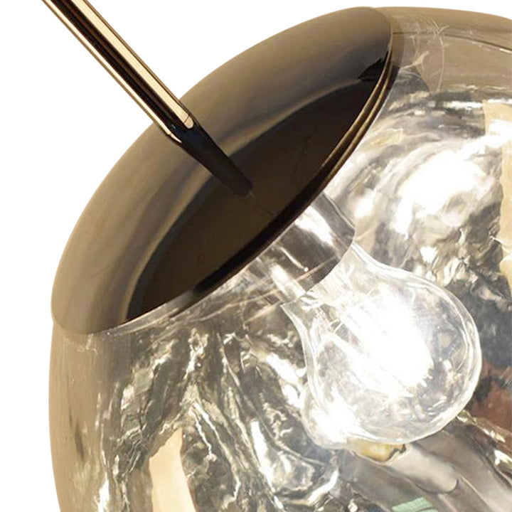 Iluminación interior con lámpara colgante irregular, un elemento clave para la decoración moderna.