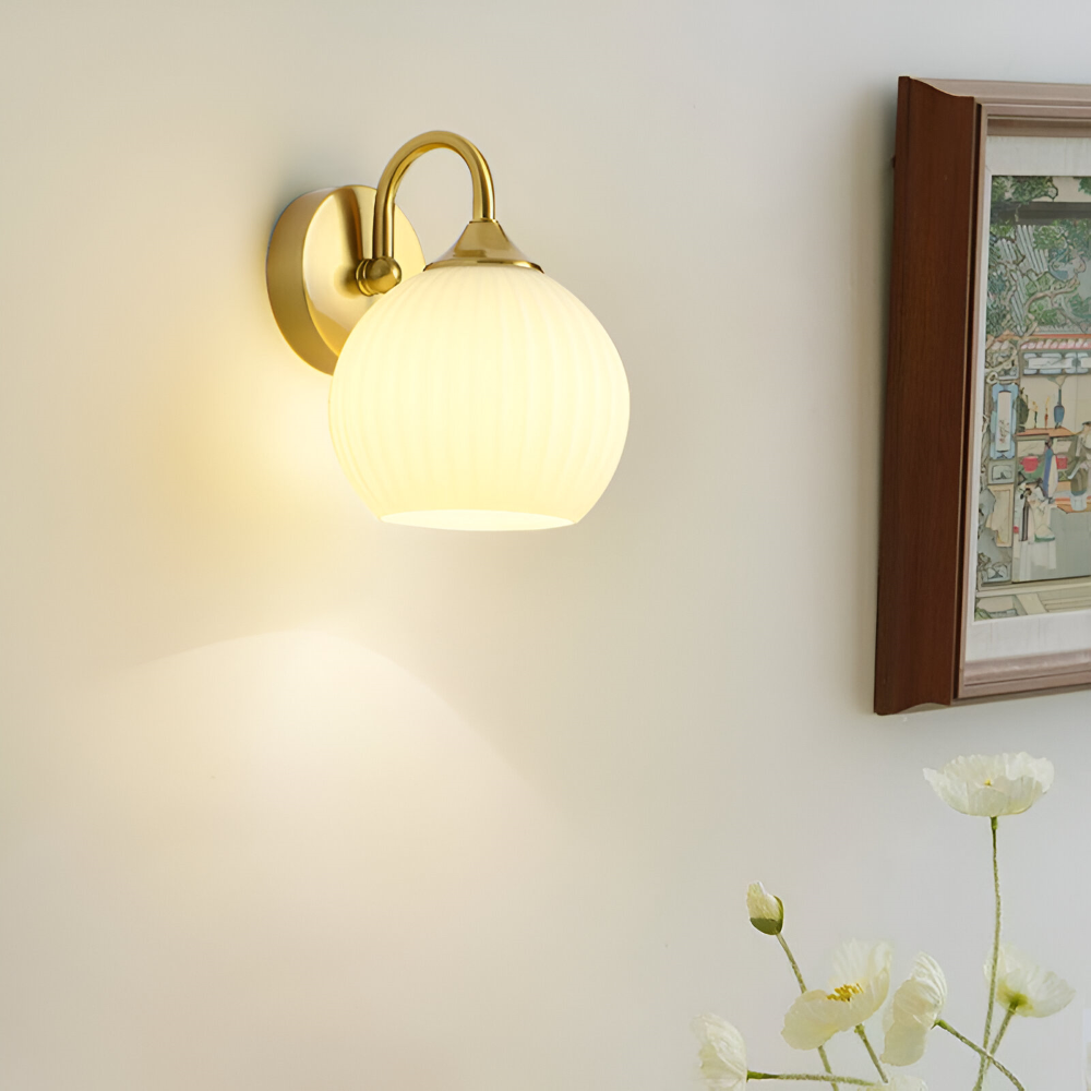 Lámpara esférica de pared contemporánea con diseño a rayas. Iluminación elegante para salón o dormitorio.
