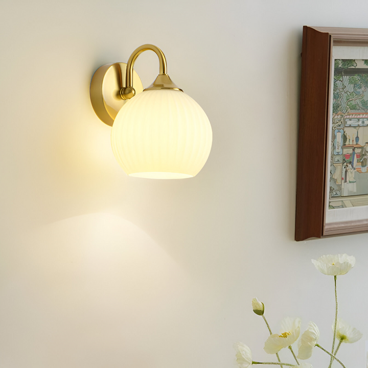 Lámpara esférica de pared contemporánea con diseño a rayas. Iluminación elegante para salón o dormitorio.
