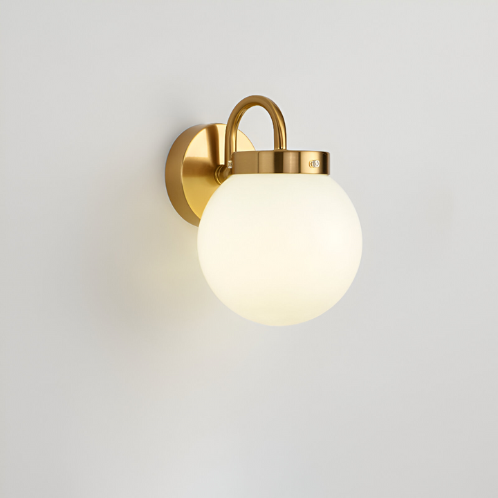 Sofisticado aplique de pared esférico a rayas. Luz LED para un ambiente elegante en salón o dormitorio.