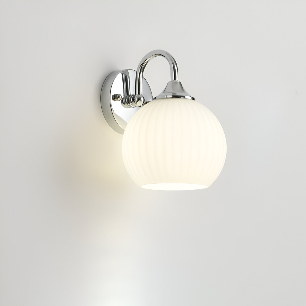Aplique esférico de pared con rayas. Diseño único para iluminación moderna y elegante en cualquier habitación.