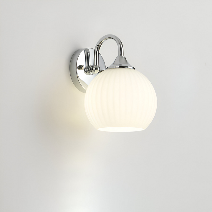 Aplique esférico de pared con rayas. Diseño único para iluminación moderna y elegante en cualquier habitación.