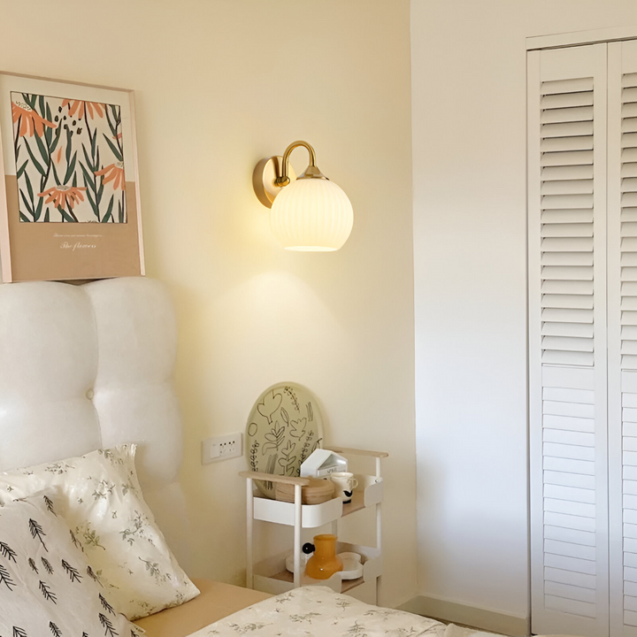 Aplique de pared esférico con rayas elegantes. Iluminación moderna LED, perfecta para decoración de interiores.