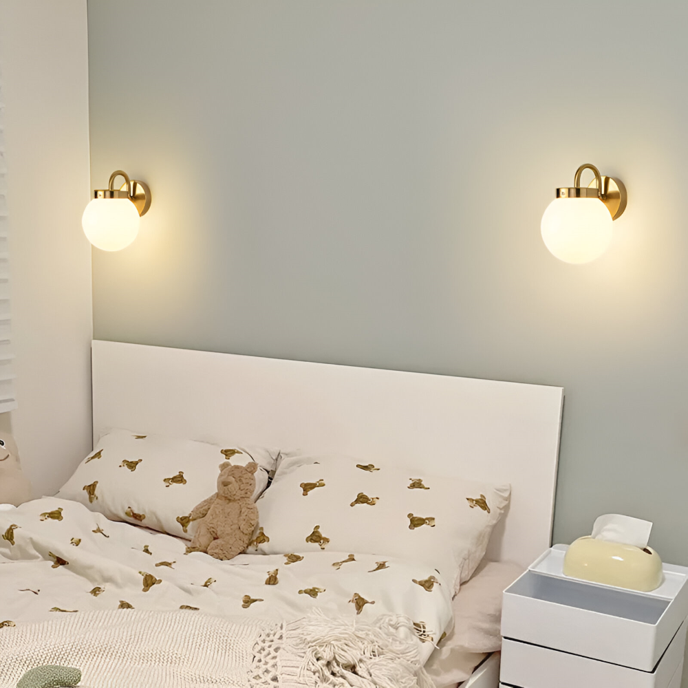 Aplique contemporáneo esférico a rayas. Luz LED para crear ambiente moderno y elegante en tu salón.