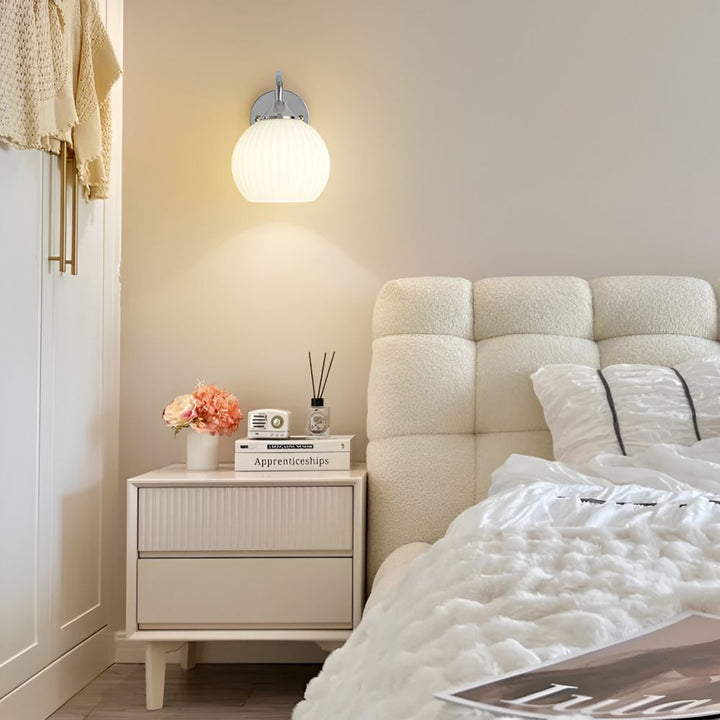 Aplique de pared elegante con diseño esférico y rayas. Lámpara moderna para decoración de hogar.