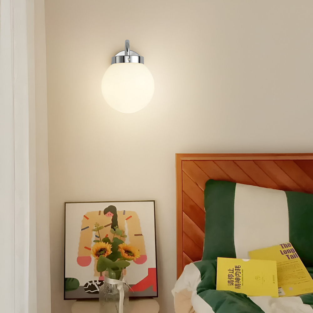 Aplique esférico contemporáneo a rayas. Iluminación de pared LED versátil para ambientes modernos y elegantes.