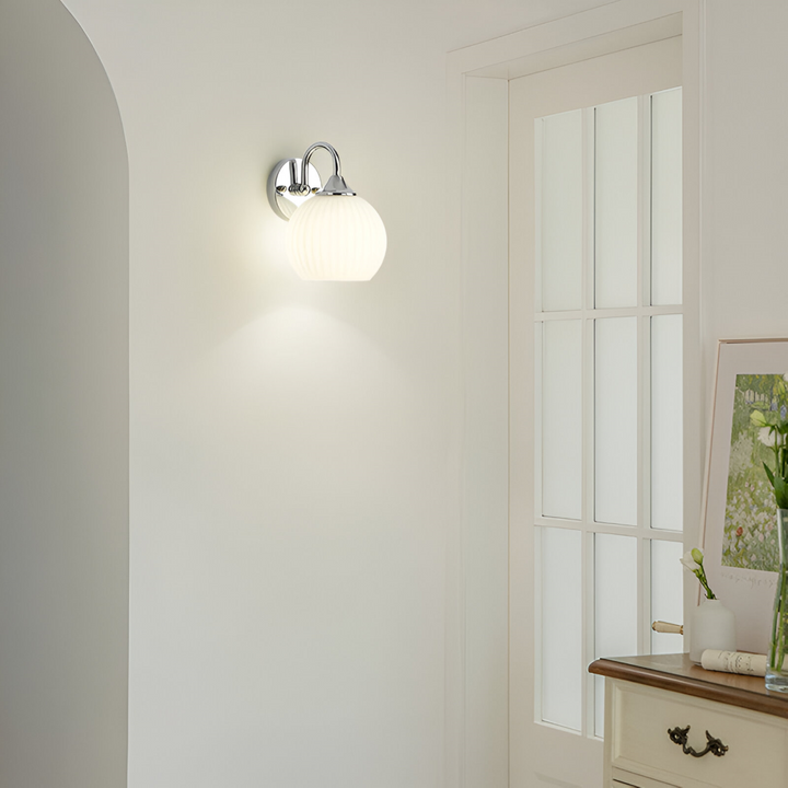 Lámpara de pared esférica con diseño de rayas. Aplique moderno para una iluminación elegante en tu hogar.