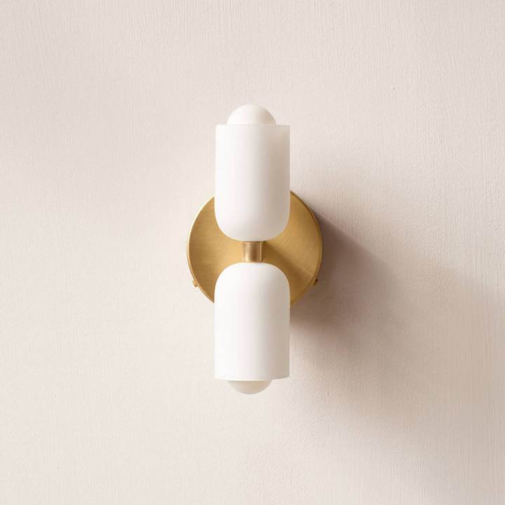 Aplique de pared moderno doble para salón, iluminación cálida y elegante.
