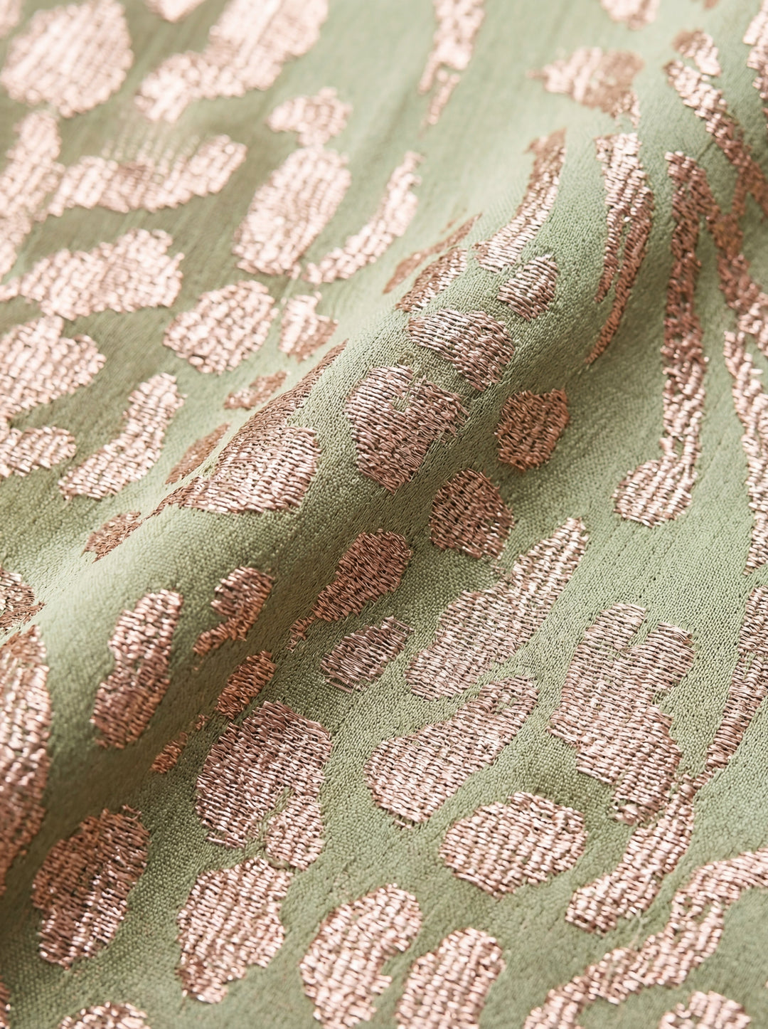 Vestido midi fluido cobre para mujer, un estilo elegante y cómodo que realza la figura.