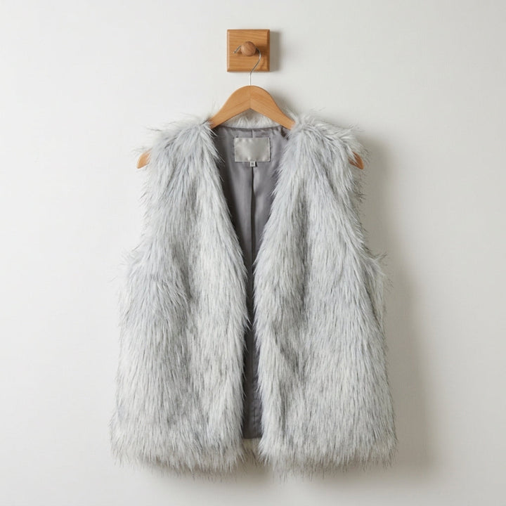 Chaleco de mujer suave pelo sintético sin mangas, ideal para moda de entretiempo. Estilo casual y elegante.