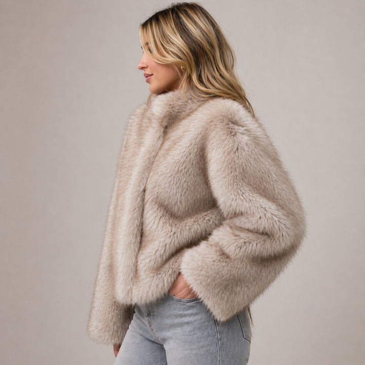 Chaqueta de mujer de pelo sintético, corte corto y sin cuello. Versátil para invierno, moda casual o elegante.