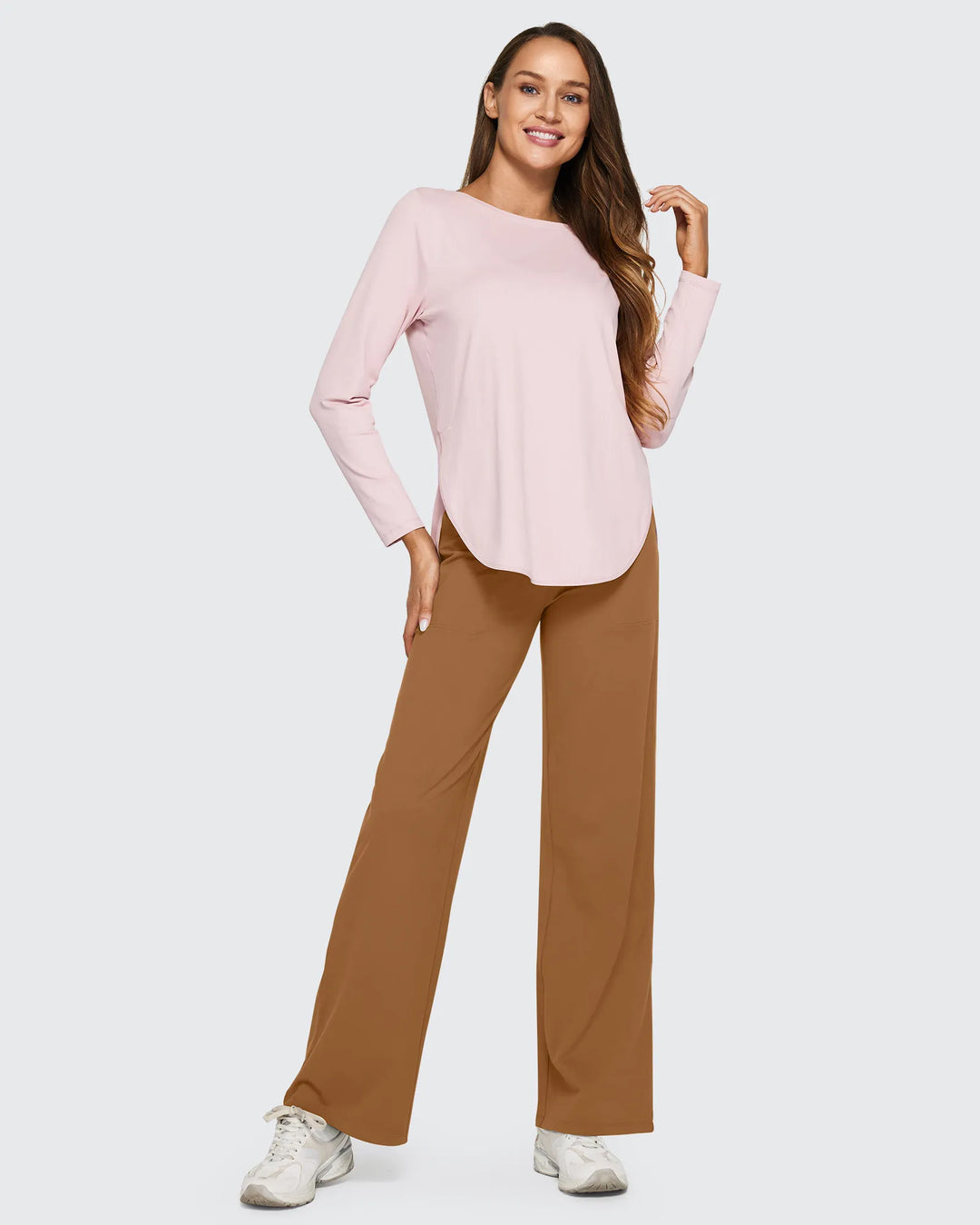 Pantalones de mujer tiro alto pierna ancha con bolsillos, ideales para un look de transición.