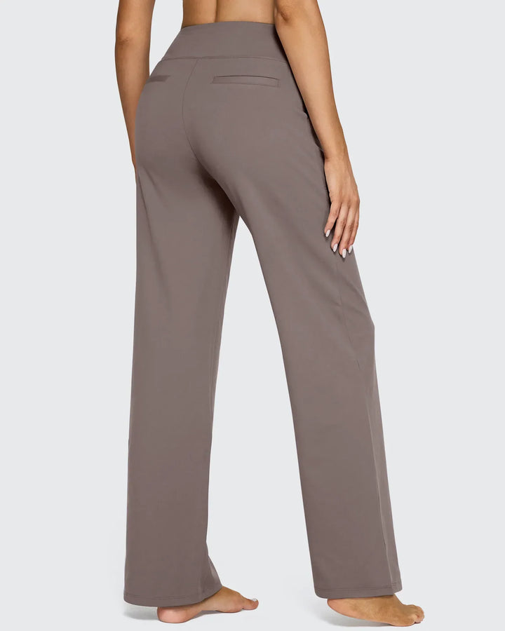 Pantalón femenino, tiro alto, pierna ancha, bolsillos, ideal para un look monocromático moderno.
