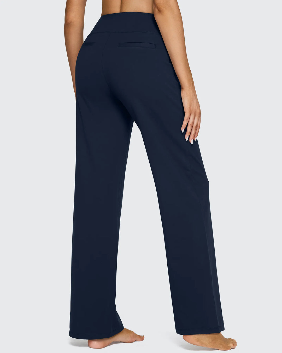 Pantalón femenino, tiro alto, pierna ancha, bolsillos, ideal para la mujer que busca comodidad.