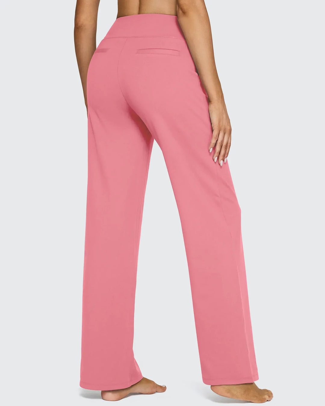 Pantalones de mujer con bolsillos, tiro alto y pierna ancha, versátiles para un look de fin de semana.