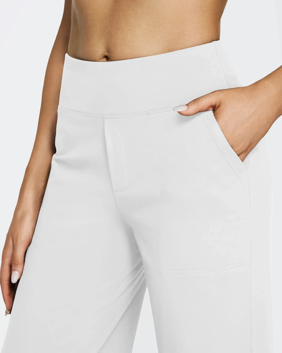 Pantalón femenino, tiro alto, pierna ancha, bolsillos, ideal para lucir una silueta estilizada.