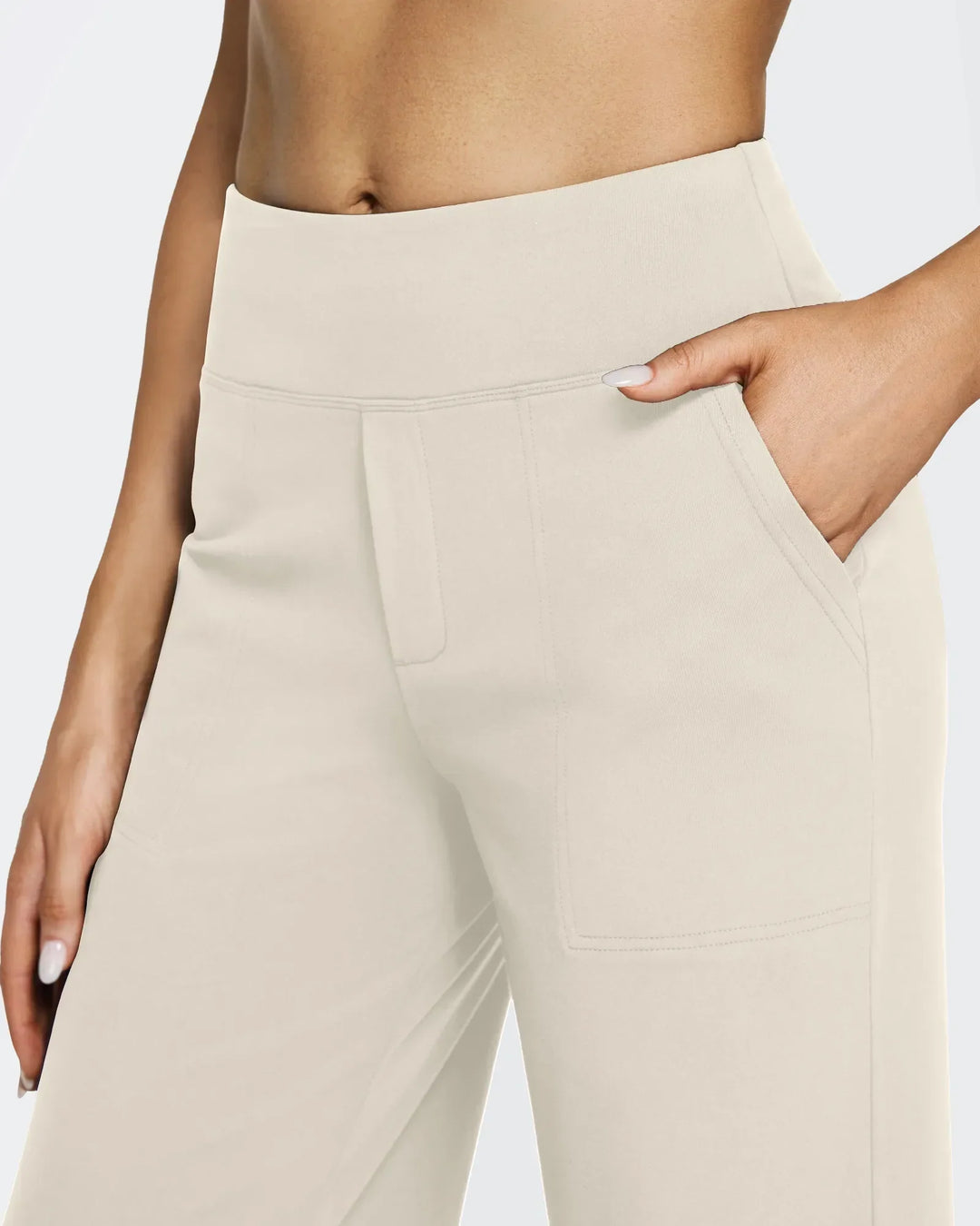Pantalones de mujer tiro alto pierna ancha con bolsillos, ideales para un look business casual.
