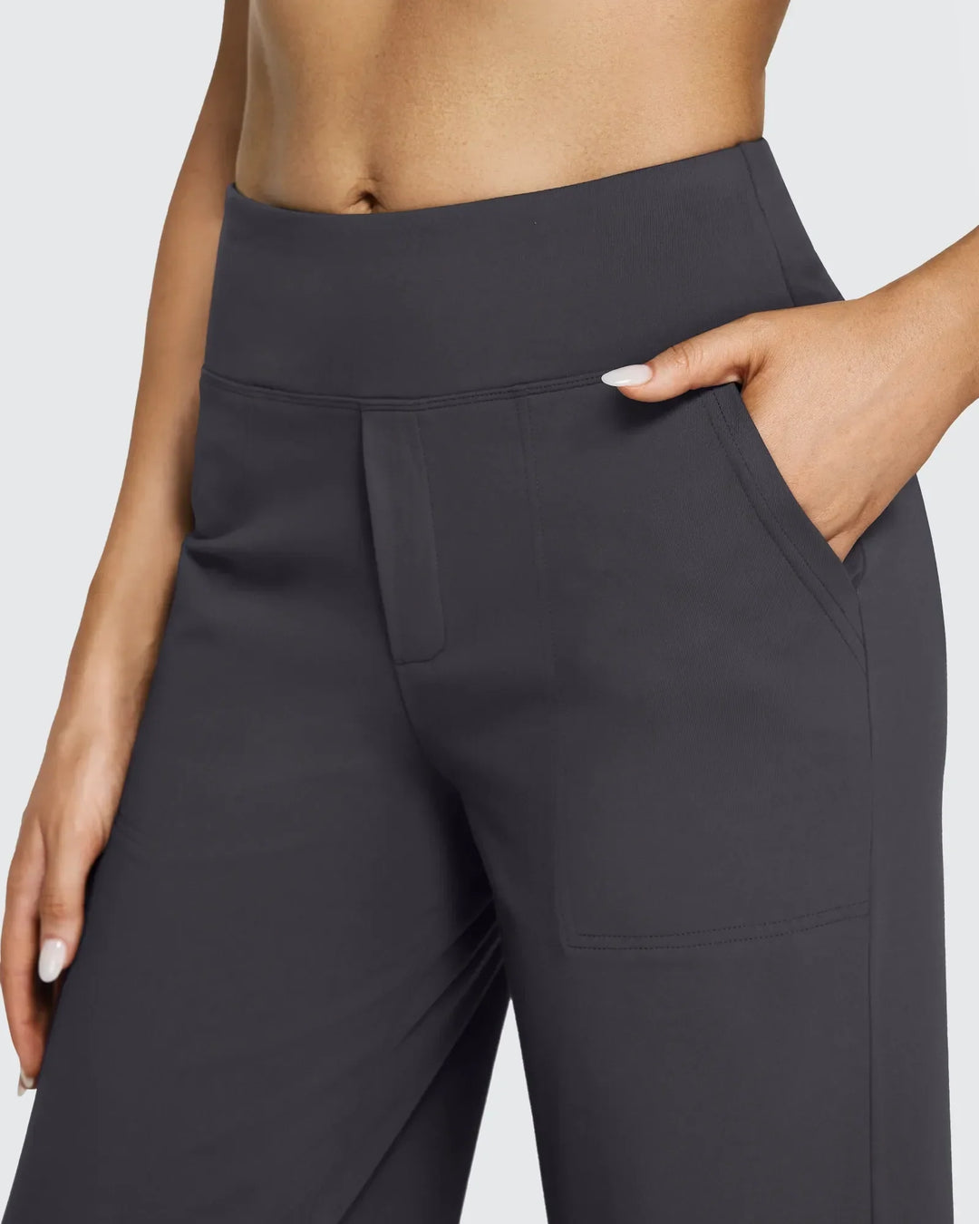 Pantalón de mujer, tiro alto, pierna ancha, bolsillos, que ofrece un balance perfecto entre moda y confort.