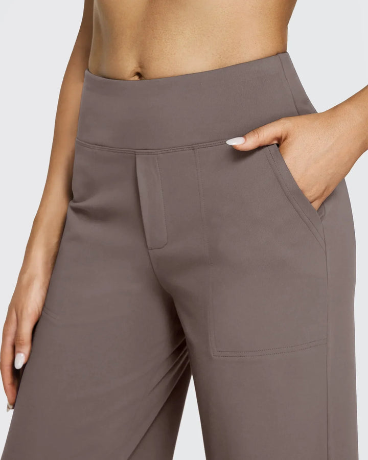 Pantalón femenino, tiro alto, pierna ancha, bolsillos, ideal para combinar con tus accesorios favoritos.