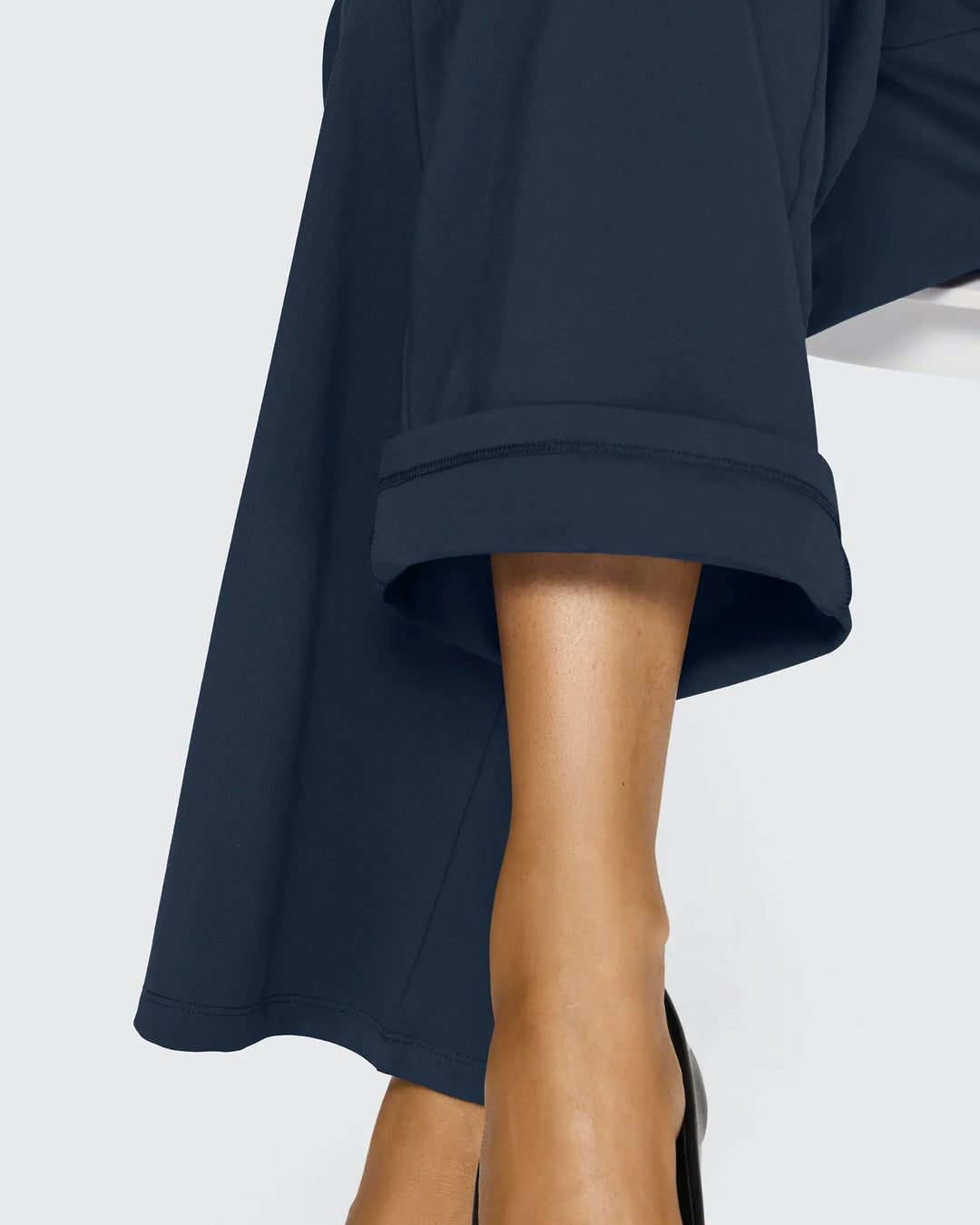 Pantalón femenino tiro alto, pierna ancha, bolsillos, un básico para la mujer que valora la calidad.