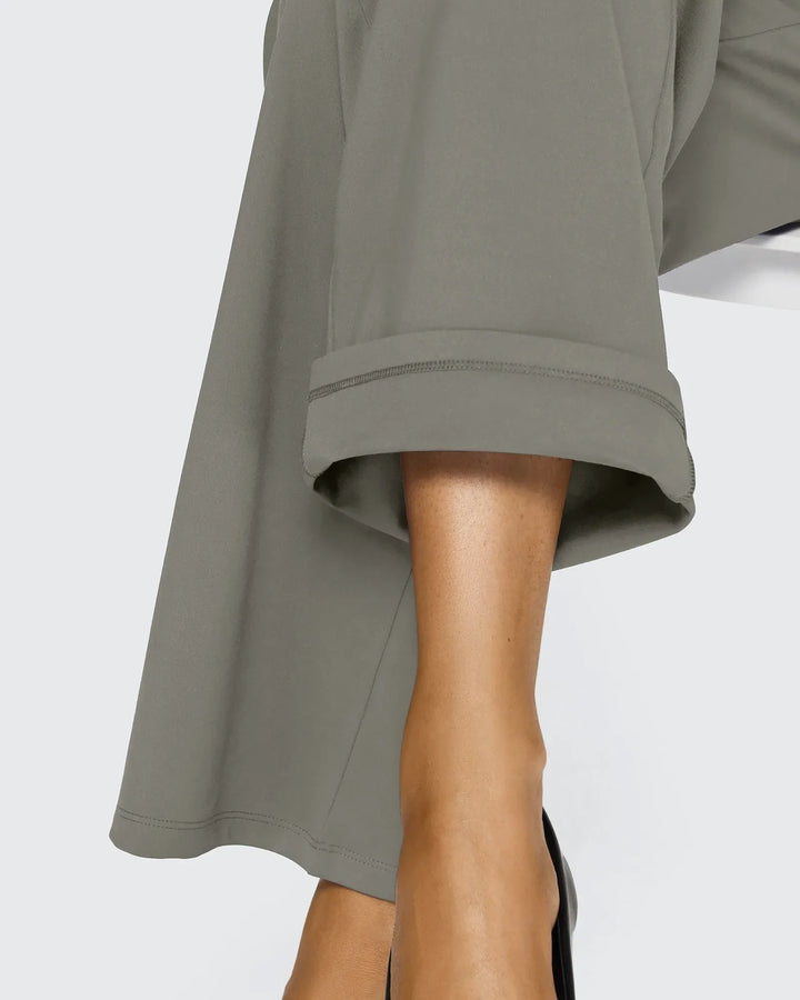 Pantalones de mujer tiro alto pierna ancha con bolsillos, ideales para un look de noche casual.