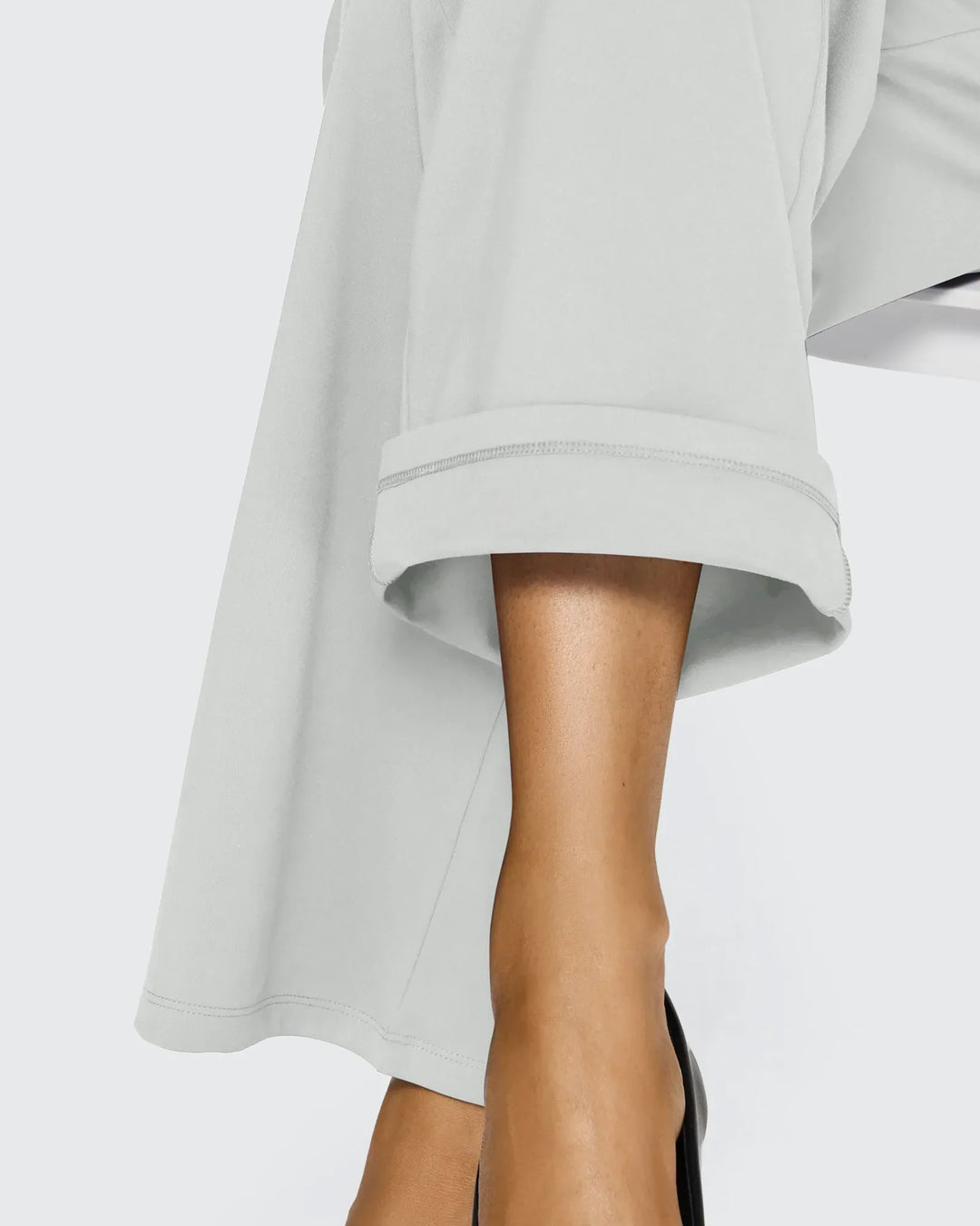 Pantalón de mujer, tiro alto, pierna ancha, bolsillos, que se adapta a tu figura de forma natural.
