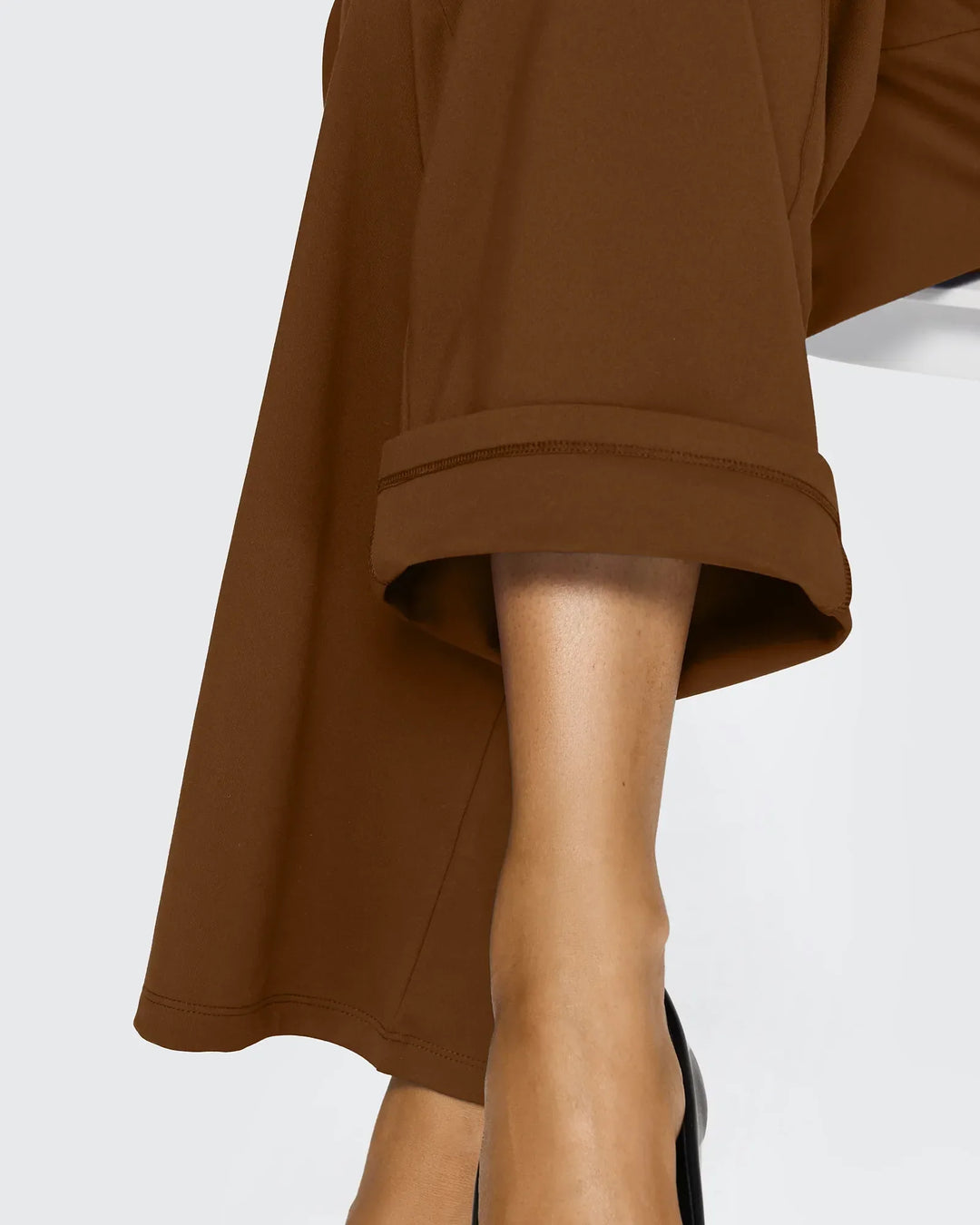 Pantalón femenino, tiro alto, pierna ancha, bolsillos, ideal para la mujer que busca la perfección en su vestir.