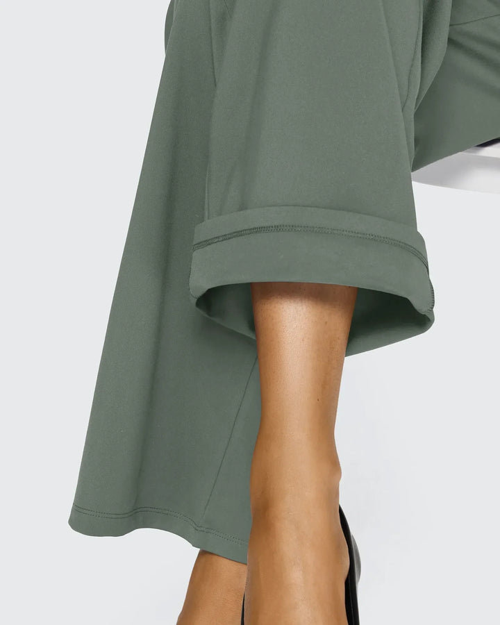 Pantalones de mujer, tiro alto, pierna ancha, bolsillos, que te permiten crear looks infinitos con facilidad.
