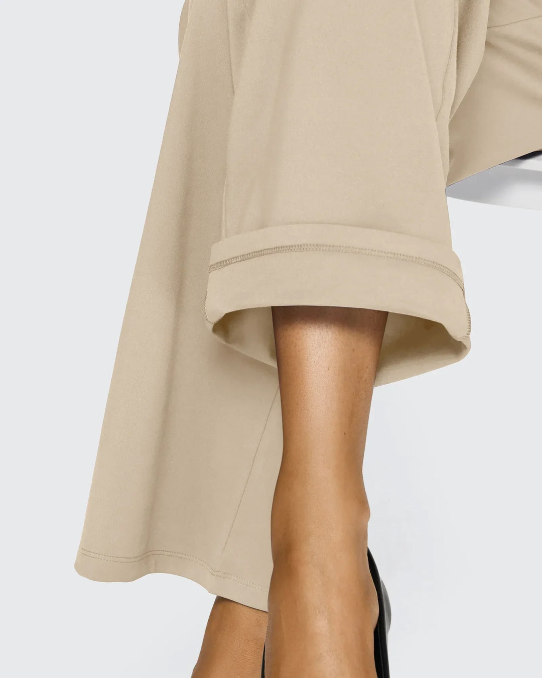 Pantalón femenino tiro alto, pierna ancha, bolsillos, un básico para la mujer que busca diferenciarse.